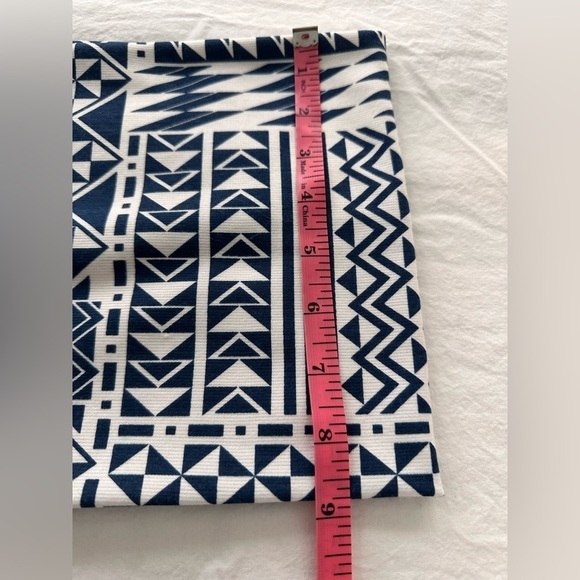 🎉Geometric Design Blue & White Infinity Scarf - Very Pretty - Picture 7 of 7